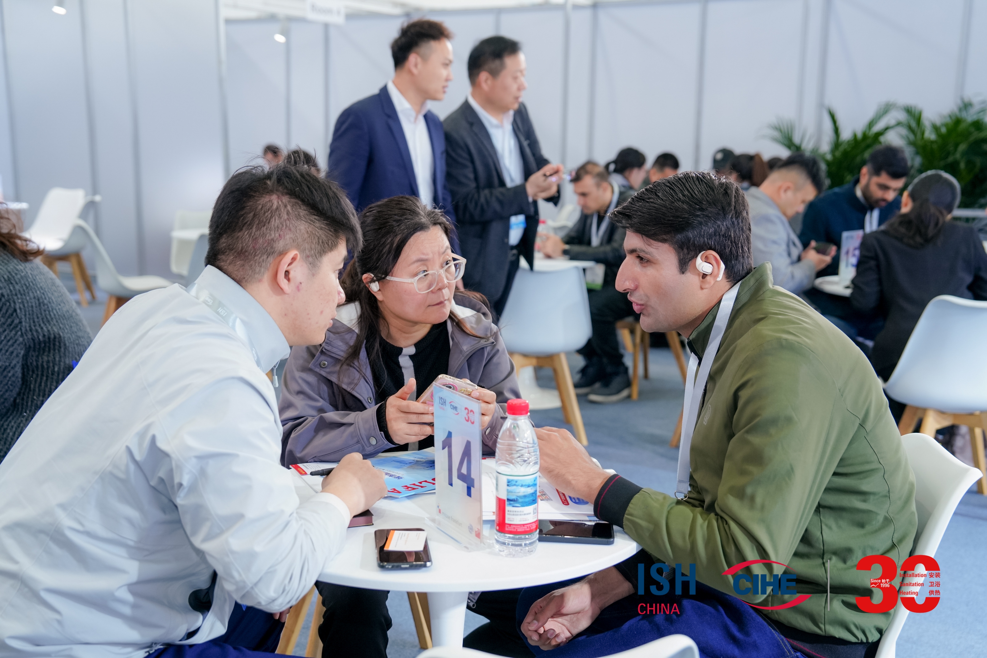 Business_interaction_01