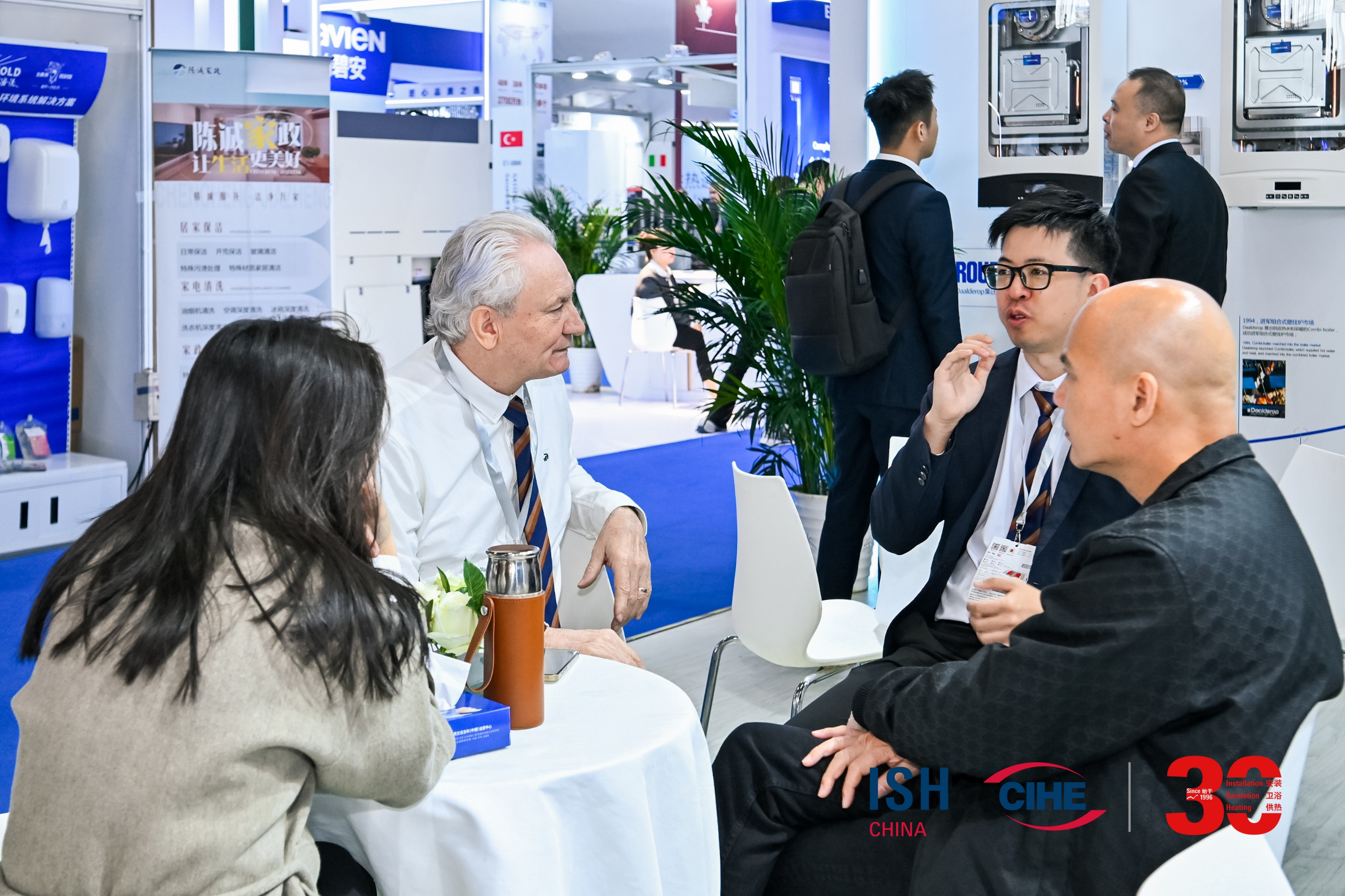 Business_interaction_09